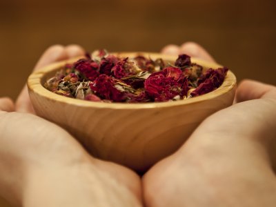 Die Alpen Wellnesswelt im Hotel Oberstdorf verfügt auf einer Fläche von 1500 m² über 8 verschiedene Saunen und Bäder. 
Lassen Sie sich auch bei einer der verschiedenen Wellnessanwendungen verwöhnen.