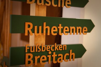 Die Wegweiser im Hotel Oberstdorf zeigen Ihnen den richtigen Weg für Ihre individuelle Behandlung. Ein Aufenthalt in einer der 8 Saunen und Bäder rundet Ihren Wellnessurlaub ab.