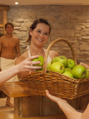 Gesunde Ernährung darf bei einem Wellnessaufenthalt natürlich nicht fehlen. Dafür sorgt das Team vom Hotel Oberstdorf und versorgt Sie mit frischem saisonalen Obst.