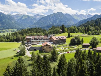 Außenansicht Hotel Oberstdorf im Sommer