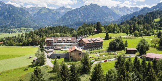 Das Hotel Oberstdorf umringt von den Allgäuer Alpen in den Sommermonaten. Panoramablick ist von jedem Zimmer aus garantiert.