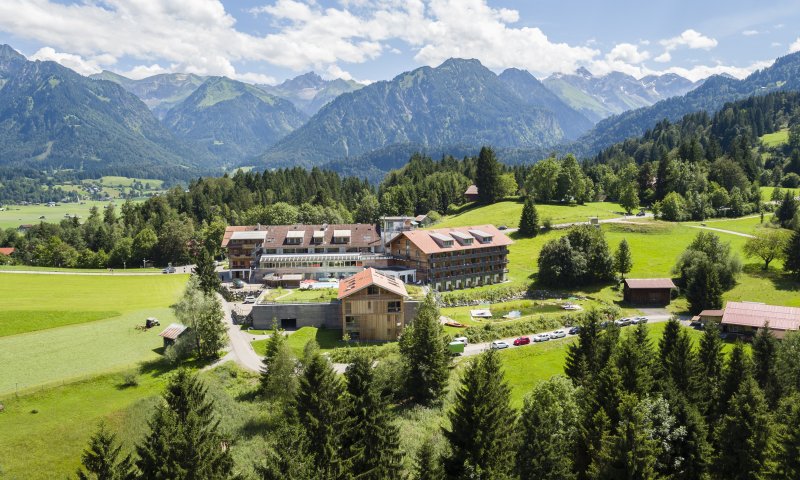 Außenansicht Hotel Oberstdorf im Sommer