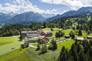 Außenaufnahme im Sommer mit Bergkulisse
