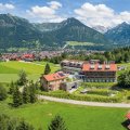 Hotel Oberstdorf im Sommer vor den Allgäuer Alpen