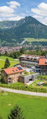 Sommeraufnahme des Hotel Oberstdorfs mit Blick auf Oberstdorf und die Allgäuer Alpen.