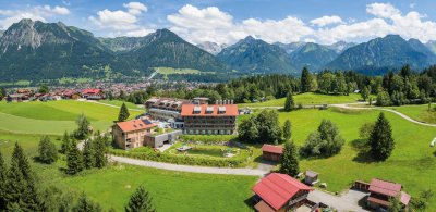 Hotel Oberstdorf im Sommer vor den Allgäuer Alpen Sommeraufnahme des Hotel Oberstdorfs mit Blick auf Oberstdorf und die Allgäuer Alpen.
