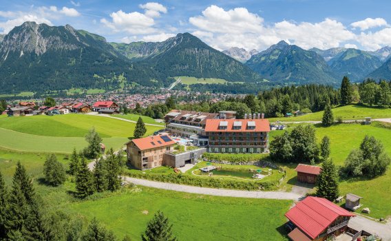 Hotel Oberstdorf im Sommer vor den Allgäuer Alpen