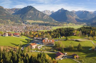 Hotel Oberstdorf im goldenen Herbst mit Blick auf Oberstdorf und die Allgäuer Alpen Das Hotel Oberstdorf im goldenen Herbst vor Oberstdorf im Allgäu. Die beeindruckende Bergwelt der Allgäuer Alpen im Hintergrund.