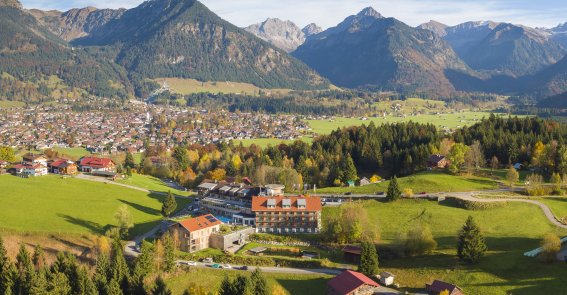 Hotel Oberstdorf im goldenen Herbst mit Blick auf Oberstdorf und die Allgäuer Alpen Das Hotel Oberstdorf im goldenen Herbst vor Oberstdorf im Allgäu. Die beeindruckende Bergwelt der Allgäuer Alpen im Hintergrund.