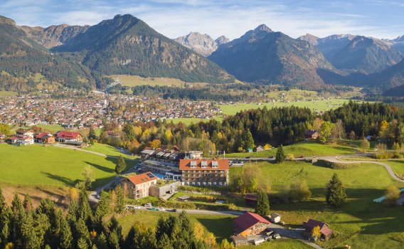 Hotel Oberstdorf im goldenen Herbst mit Blick auf Oberstdorf und die Allgäuer Alpen Das Hotel Oberstdorf im goldenen Herbst vor Oberstdorf im Allgäu. Die beeindruckende Bergwelt der Allgäuer Alpen im Hintergrund.