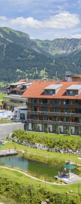 Der Naturbadesee läd an heißen Tagen zum Schwimmen ein. Währenddessen genießen die Gäste des Hotel Oberstdorfs einen traumhaften Blick auf die Bergwelt.