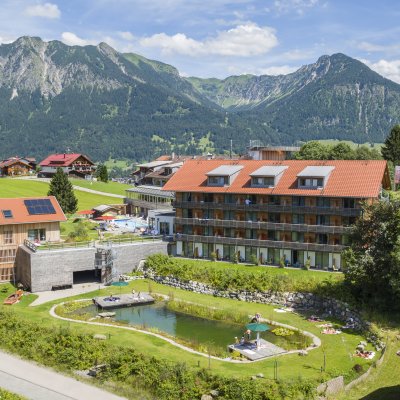 Naturbadesee vor dem Hotel