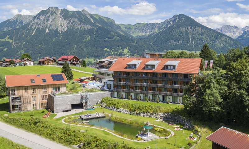 Naturbadesee vor dem Hotel