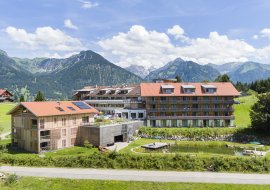 Sommerliches Wetter in Oberstdorf lädt zum Baden im Naturbadesee des Hotel Oberstdorfs ein.