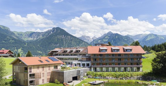 Sommerliches Wetter in Oberstdorf lädt zum Baden im Naturbadesee des Hotel Oberstdorfs ein.