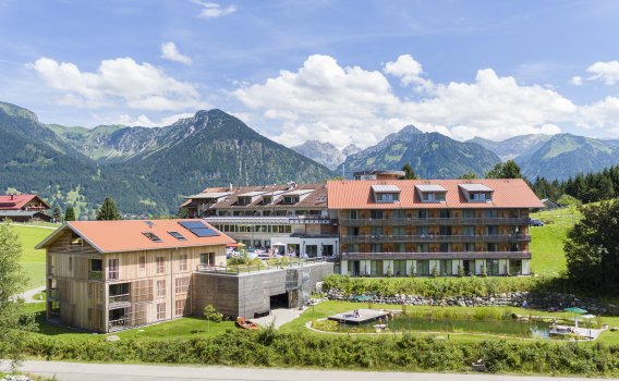 Sommerliches Wetter in Oberstdorf lädt zum Baden im Naturbadesee des Hotel Oberstdorfs ein.