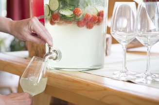 Für die Teilnehmer der Tagung stehen selbstgemachte Limonaden zum Selberzapfen in den Räumen bereit. Erfrischend und lecker, das sind die Limonaden im Hotel Oberstdorf.