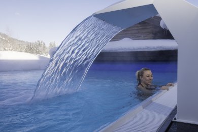 Der Außen-Pool im Hotel Oberstdorf ist beheizt, so dass man auch im Allgäuer Winterurlaub nicht auf ein Bad verzichten muss.