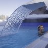 Der Außen-Pool im Hotel Oberstdorf ist beheizt, so dass man auch im Allgäuer Winterurlaub nicht auf ein Bad verzichten muss.