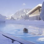 Winterbad mit Bergblick