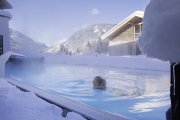 Herrlich wie die das warme Wasser des Schwimmbades im Hotel Oberstdorf dampft und der Schnee für eine einzigartige Stimmung sorgt.