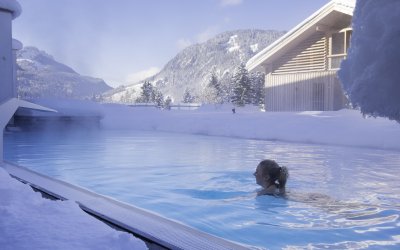 Heiß und kalt am Pool Gegensätze ziehen sich an. Besonders faszinierend ist das bei einem entspannenden Bad im Hotel Oberstdorf Pool zu spüren, um einen herum dicker, weißer Schnee glitzert.