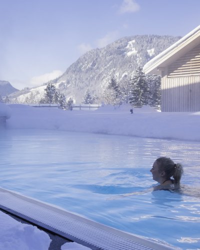 Gegensätze ziehen sich an. Besonders faszinierend ist das bei einem entspannenden Bad im Hotel Oberstdorf Pool zu spüren, um einen herum dicker, weißer Schnee glitzert.