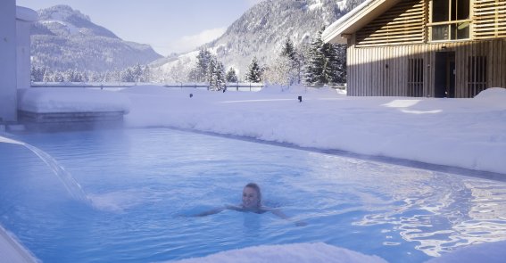 Kein Angst, Sie müssen nicht in den Schnee treten, bevor sie das herrlich warme Wasser des Pools im Hotel Oberstdorf spüren können. Der Einstieg ins Wasser erfolgt bequem von Innen. Denn auch im Winterurlaub gehört ein Bad für uns dazu.