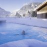 Kein Angst, Sie müssen nicht in den Schnee treten, bevor sie das herrlich warme Wasser des Pools im Hotel Oberstdorf spüren können. Der Einstieg ins Wasser erfolgt bequem von Innen. Denn auch im Winterurlaub gehört ein Bad für uns dazu.