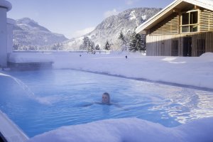 Kein Angst, Sie müssen nicht in den Schnee treten, bevor sie das herrlich warme Wasser des Pools im Hotel Oberstdorf spüren können. Der Einstieg ins Wasser erfolgt bequem von Innen. Denn auch im Winterurlaub gehört ein Bad für uns dazu.
