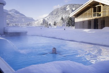 Kein Angst, Sie müssen nicht in den Schnee treten, bevor sie das herrlich warme Wasser des Pools im Hotel Oberstdorf spüren können. Der Einstieg ins Wasser erfolgt bequem von Innen. Denn auch im Winterurlaub gehört ein Bad für uns dazu.