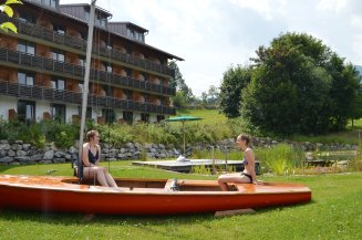 Wer braucht schon einen Sandstrand, wenn er einen kristallklaren See in den Bergen haben kann? Der Naturbadesee am Hotel Oberstdorf verspricht Sommerfeeling pur im Allgäu!