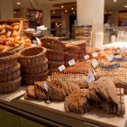 Große Auswahl an hausgebackenem Brot