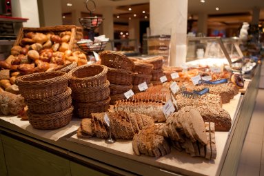 Große Auswahl an hausgebackenem Brot