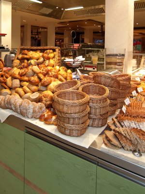 Große Brot- und Brötchenauswahl beim reichhaltigen Frühstücksbuffet mit über 150 Produkten.