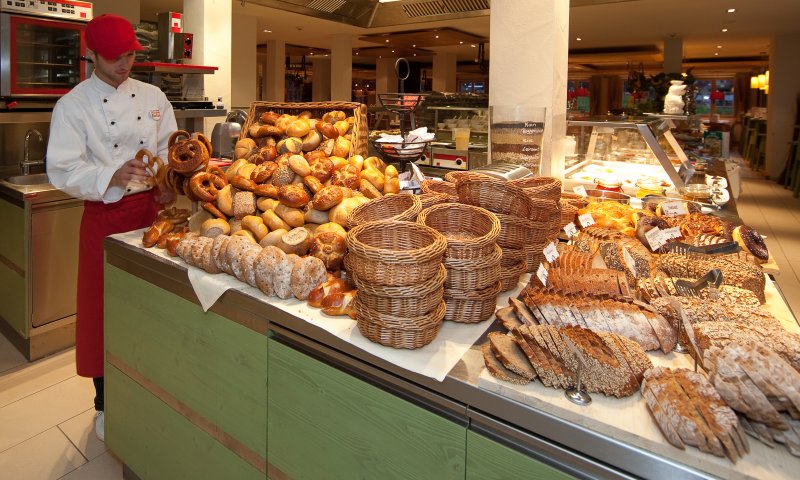 Große Brot- und Brötchenauswahl beim reichhaltigen Frühstücksbuffet mit über 150 Produkten.