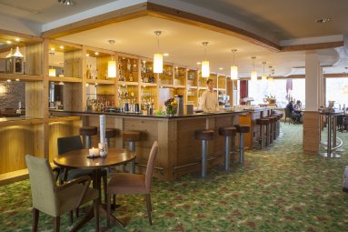 Gemütliche Bar mit Kaminzimmer Gemütlicher Barbereich im traditionellen und gleichzeitig modernen Stil im Hotel Oberstdorf.