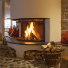 Gemütliche Sitzmöglichkeiten am warmen Kamin in den kalten Wintermonaten.