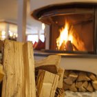 Lodernde Flammen im Kamin strahlen eine wohlige Wärme in der Kaminbar aus.