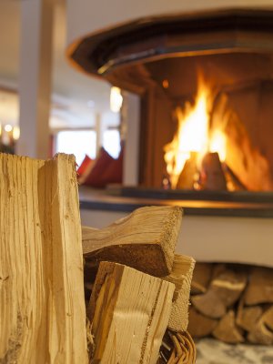 Lodernde Flammen im Kamin strahlen eine wohlige Wärme in der Kaminbar aus.