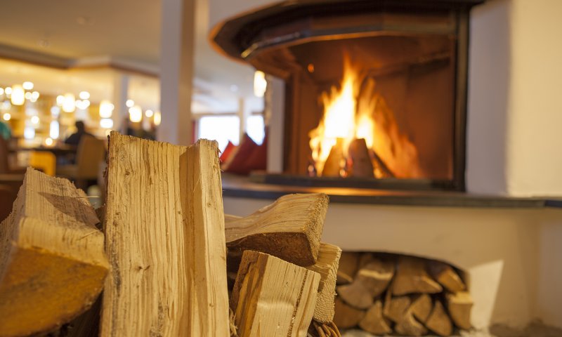 Lodernde Flammen im Kamin strahlen eine wohlige Wärme in der Kaminbar aus.