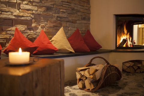 Gemütliche Abende in der Kaminbar bei Kerzenschein im Hotel Oberstdorf genießen.