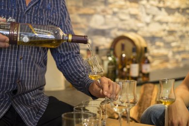 Verkostung unterschiedlicher Whisky-Sorten in der gemütlichen Bar und Lounge.