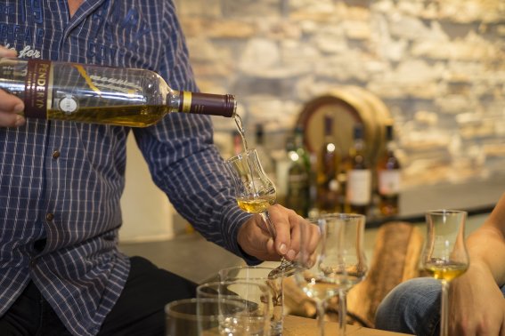 Whisky-Verkostung in der Kaminbar Verkostung unterschiedlicher Whisky-Sorten in der gemütlichen Bar und Lounge.