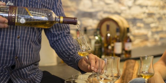 Verkostung unterschiedlicher Whisky-Sorten in der gemütlichen Bar und Lounge.