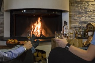 Lodernde Flammen an kalten Wintertagen mit dem Partner bei einem guten Whisky genießen.