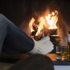 Kuschlig und warm - ein Abend in der Kaminbar Was gibt es Schöneres, als sich nach dem Skifahren oder Wandern in den Allgäuer Bergen abends vor den Kamin zu kuscheln und ein Getränk zu genießen. Die Kaminbar im Hotel Oberstdorf lädt genau dazu ein.