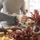 Allgäuer Bauernbuffet jeden Nachmittag im Alpen Restaurant Im urigen Alpen Restaurant im Hotel Oberstdorf gibt es jeden Nachmittag für unsere Urlaubsgäste ein reichhaltiges Bauernbuffet mit regionalen Allgäuer Produkten.