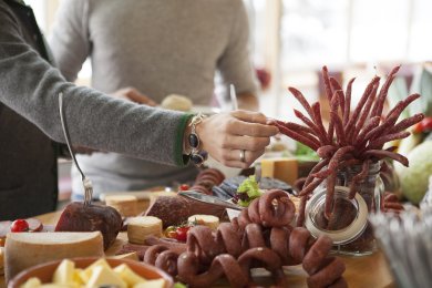 Im urigen Alpen Restaurant im Hotel Oberstdorf gibt es jeden Nachmittag für unsere Urlaubsgäste ein reichhaltiges Bauernbuffet mit regionalen Allgäuer Produkten.