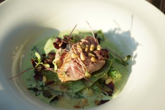 Fischfilet als leichtes Sommergericht angerichtet in einem weißen Teller Leichtes und leckeres Fischfilet frisch und regional im Hotel Oberstdorf zubereitet. Genießen Sie die Schlemmerei im Alpen Restaurant.